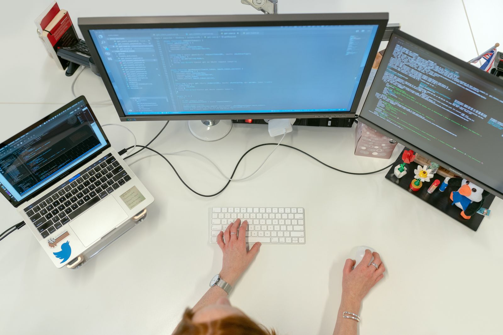 Session de formation technique devant une plateforme de sécurité